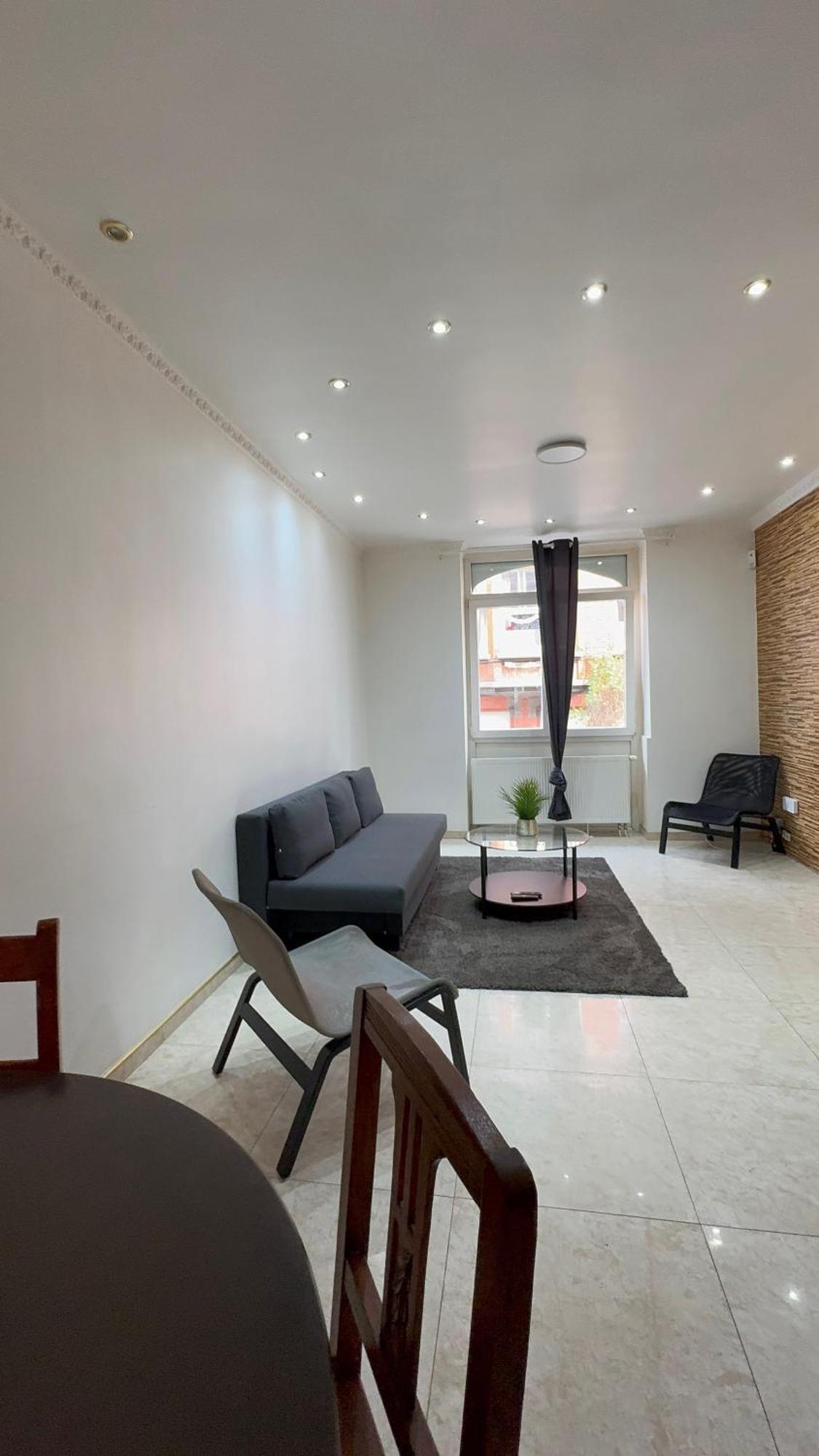 Luxury 2br & Jacuzzi Near Expo 12 & Ing Arena Apartment