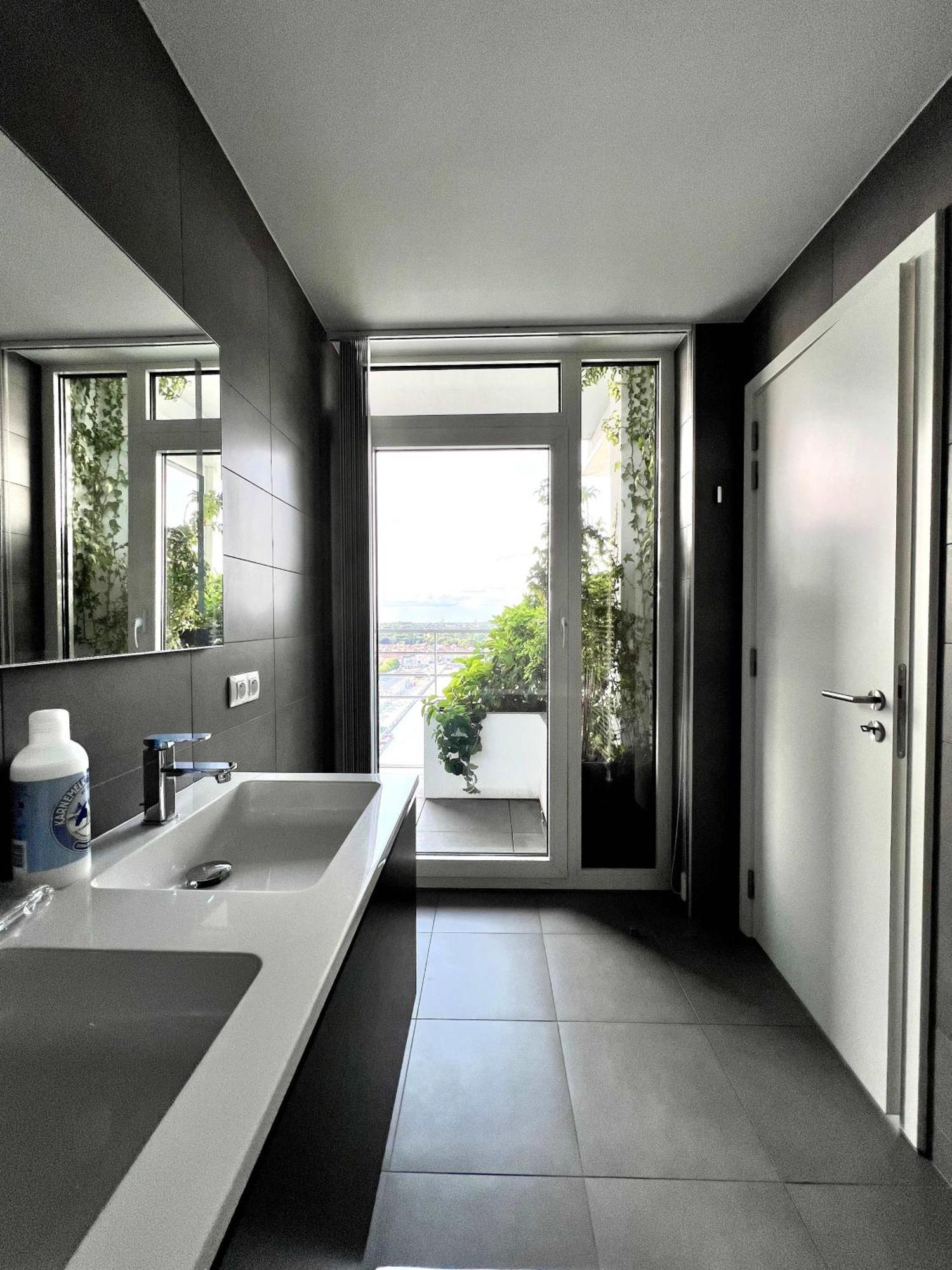 Penthouse With Stunning View Over Apartment *