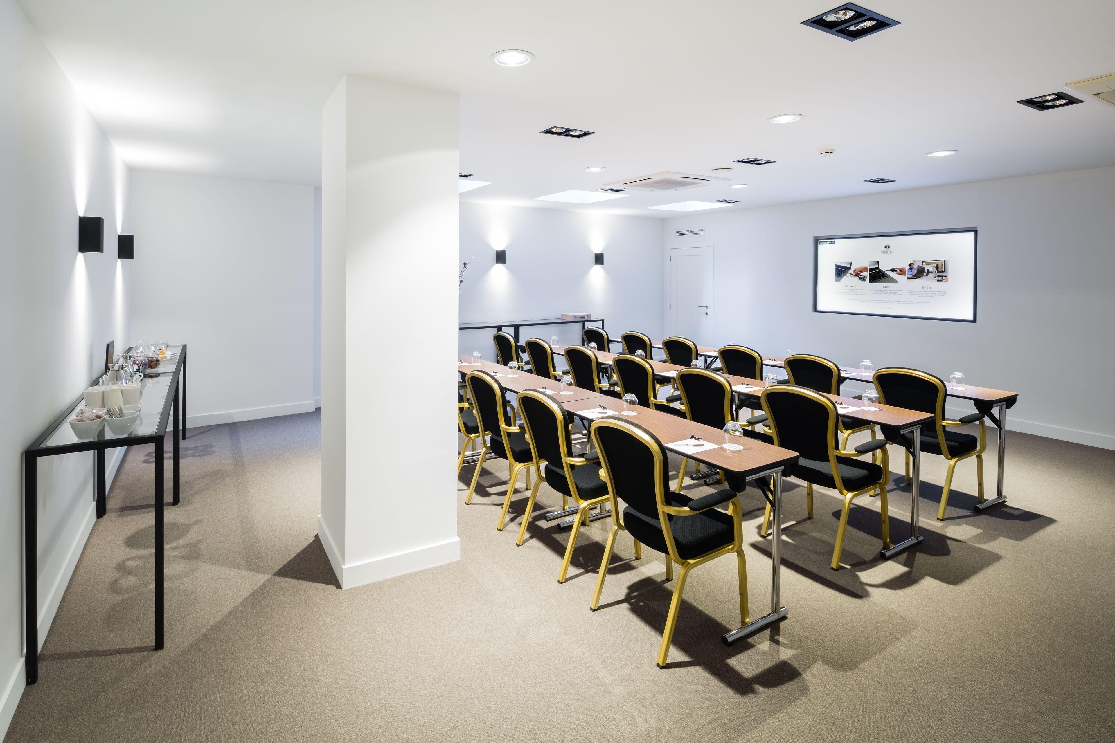 Pillows Centre Hotel 4*