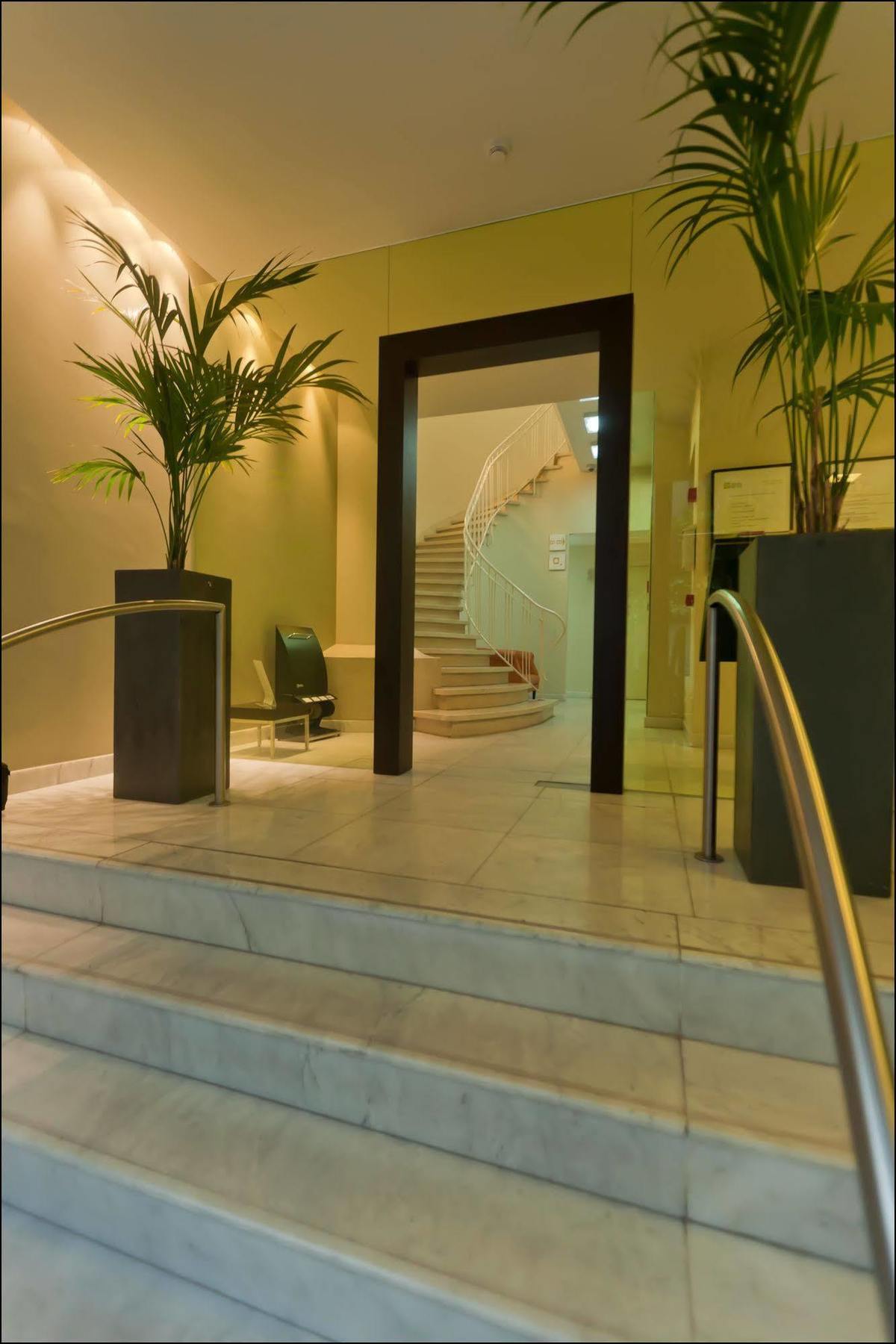 B-aparthotel Grand Place Khách sạn hẻo lánh 4*