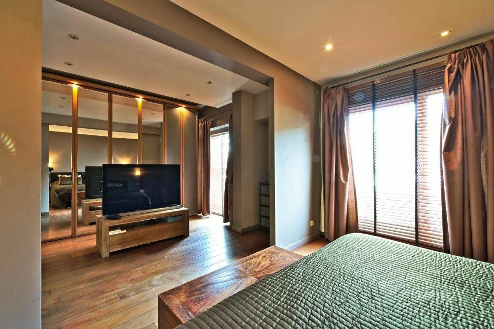 With 2 Bedrooms In Uccle, With Enclosed Garden And Wifi Apartment Brussels