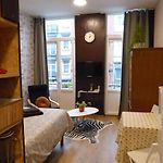 Superbe Studio Au 1Er Etage, Proche De La Gare Du Midi