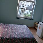 Chambre Confortable Avec Un Lit Double A Schaerbeek Cle Bleu