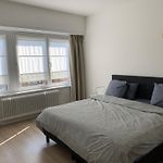Une Belle Etage A Stockel With Charming Patio