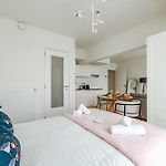 Large Studio Apartment In A Serviced Building