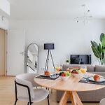 Large Studio Apartment In A Serviced Building