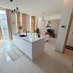 Bright & Stylish 2Br Quiet Terrace