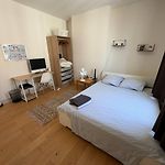 Bright 2 Bedroom Perfectly Located