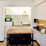 Splendid & Cosy Studio - Perfect Location \'Stephanie-Louise Area\'