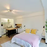 Splendid & Cosy Studio - Perfect Location \'Stephanie-Louise Area\'