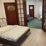 Group 2 Bedroom Apartment For 5