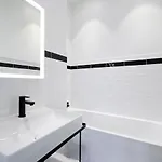 Fabulous In Chatelain Area Appartement