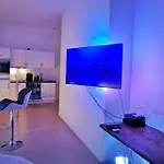 Studio Entier Moderne Et Avec Terrasse