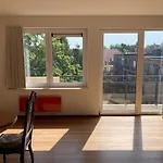 Jolie Studio Avec Vue Sur L'atomium *