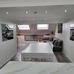 Duplex Elegant Situe A 1min De La Gare Du Nord Brussels