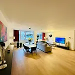 Urbanstay Suites Grand Place Luxury Apartment