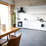 Furnished - Bright, Modern In Brussels, 15 Minutes Walk From The Atomium Appartement Brussel