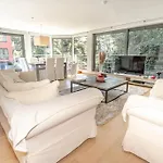 Appartement Tres Lumineux De 120m2 *