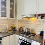 Quiet And Colorfull Flat In The Center Of Appartement *