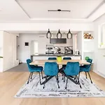 European heart 2-bedroom flat.