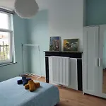 Chambre Confortable Avec Un Lit Double A Schaerbeek Cle Bleu