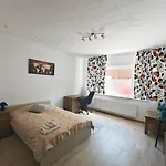 Cosy 2 Bedroom Apartment With Private Garden