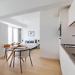 Large Studio Apartment In A Serviced Building