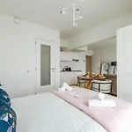 Large Studio Apartment In A Serviced Building