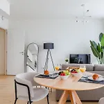 Large Studio Apartment In A Serviced Building