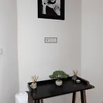 Sous Toit Lumineux Avec Garage Et 4 Pieces En Enfilade Appartement