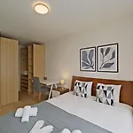 Bright And Modern 2Br Apartment With A Balcony