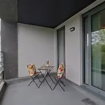 Bright And Modern 2Br Apartment With A Balcony
