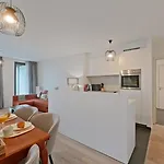 Bright And Modern 2Br Apartment With A Balcony