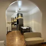 Midi Tracks Apartment