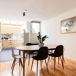 Cosy Eu Apartment - Central, Parking, Terrace