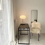 Appartement Wit Ii, Near Metro, Train N7670 *