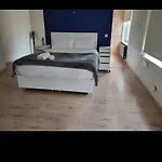 Les Pieds A La Grande Place