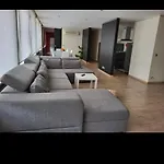 Les Pieds A La Grande Place