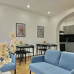 Appartement Spacious For 6 Near Center Of