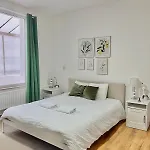 Appartement Spacious For 6 Near Center Of *