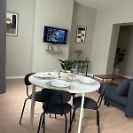 Elegant Renovated 2 Bedrooms Close To Transport *