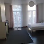 Midi Station Apartment