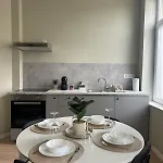 Elegant Renovated 2 Bedrooms Close To Transport Apartment *