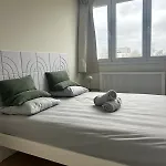 Elegant Renovated 2 Bedrooms Close To Transport Apartment