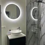 Elegant Renovated 2 Bedrooms Close To Transport Apartment *