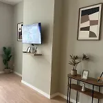 Elegant Renovated 2 Bedrooms Close To Transport Apartment
