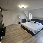 Luxury Triplex Stylish 2br In Apartment *