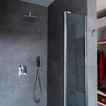 Unit 6 - Colorful Smart Home Triplex Private Garden & Parking