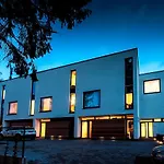 Unit 6 - Colorful Smart Home Triplex Private Garden & Parking