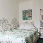 Guest House With Beautiful Garden